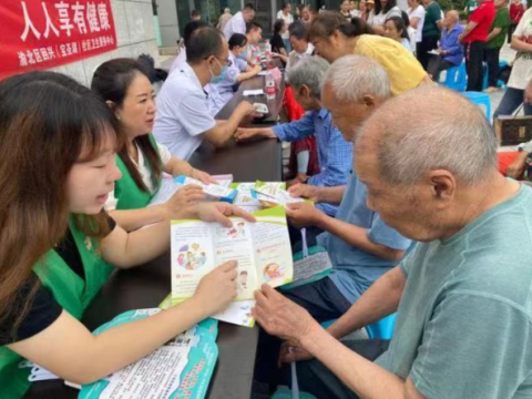 重庆渝北宝圣湖社区卫生服务中心:医护志愿者进社区 送健康惠百姓